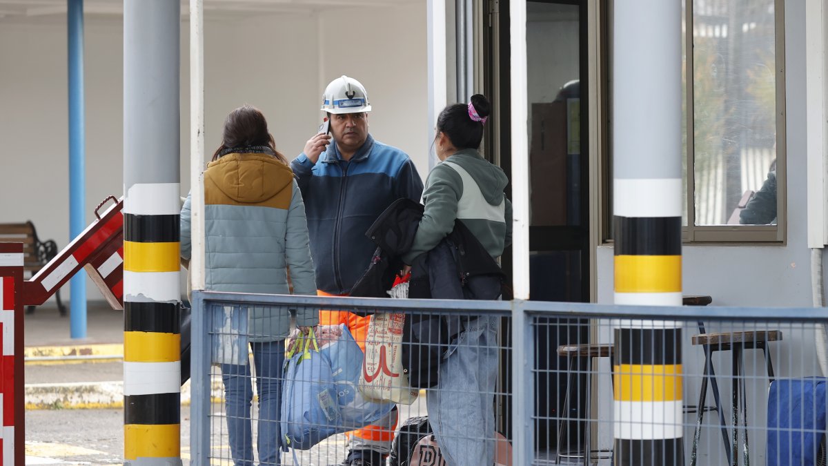 Familiares de mineros desaparecidos llegaron hasta el acceso a las oficinas centrales de la División El Teniente,