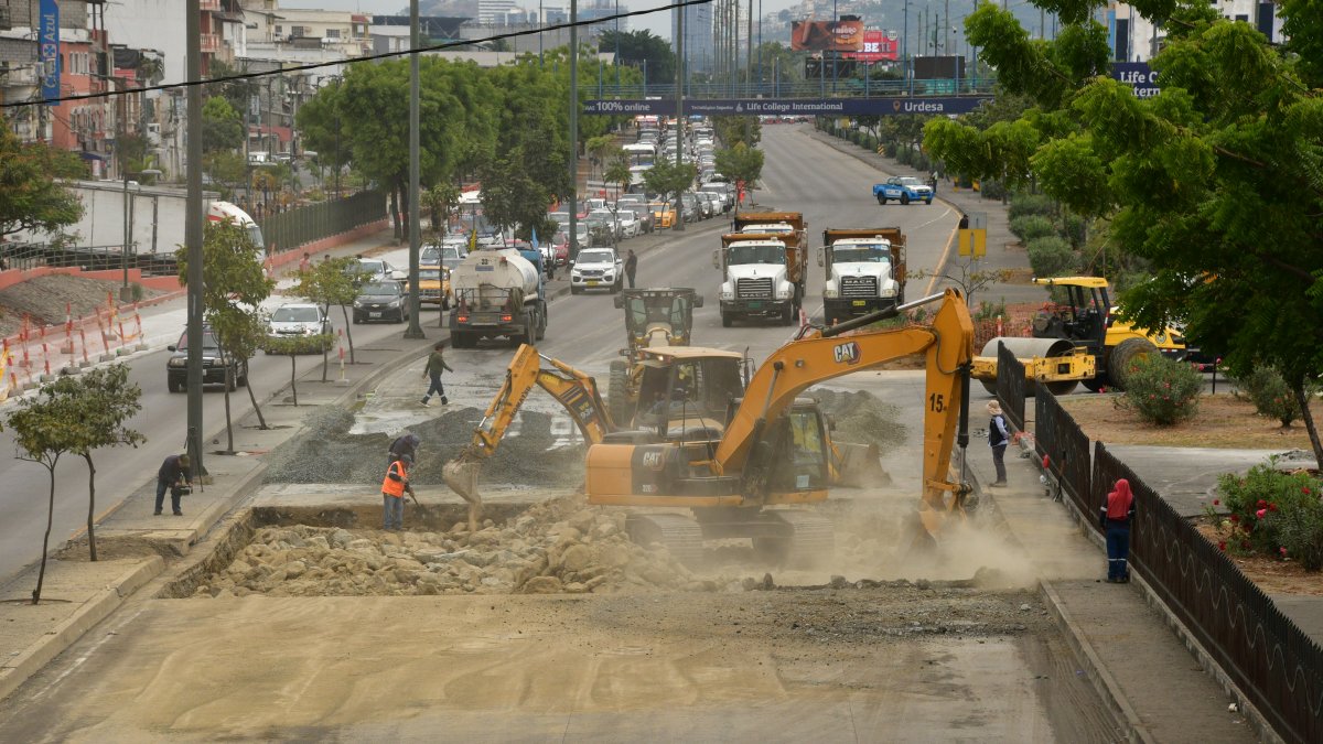 Municipio interviene 300 m² en la Narcisa de Jesús por daños en la calzada.