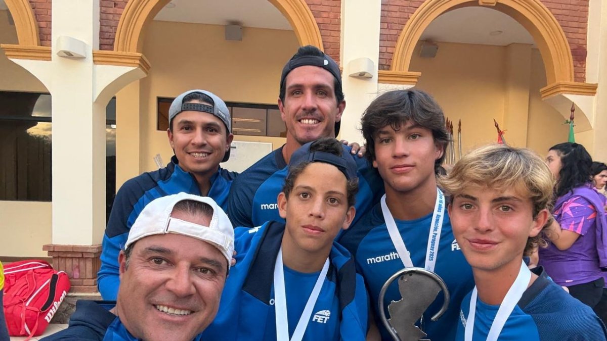 El equipo de varones junto a su entrenador y delegado en Luque, Paraguay.