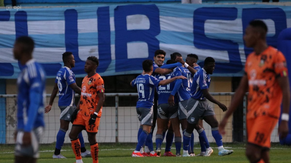 La celebración del penal de Luis Fernando León, Emelec ganaba 2-1 en Loja.