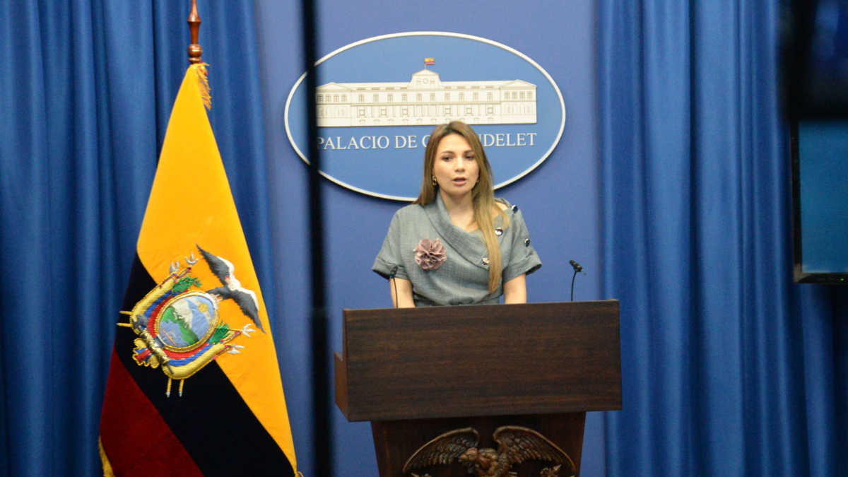 Desde Carondelet, Carolina Jaramillo defiende la Ley de Fundaciones como una herramienta contra el lavado de dinero.