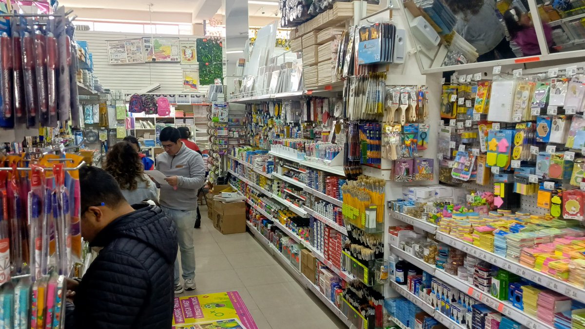 Las librerías se abastecen de lo necesario para el inicio del año lectivo.