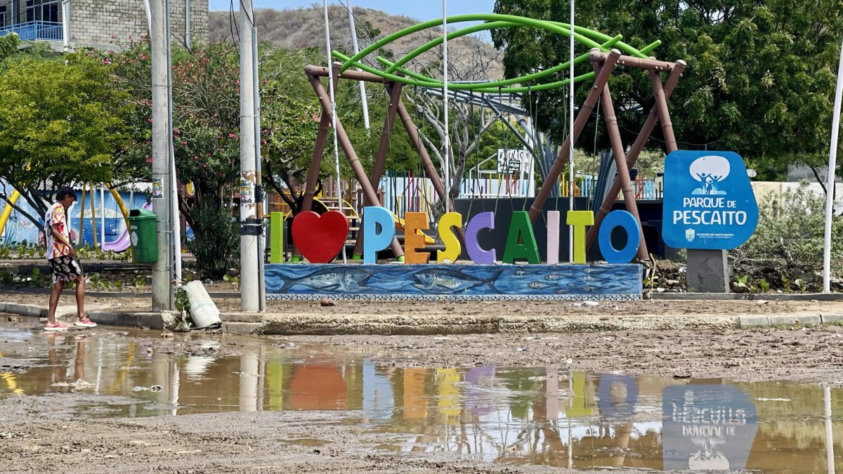 Una vía afectada por las lluvias en el barrio Pescaíto, en Santa Marta (Colombia).