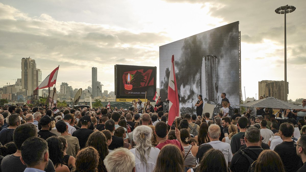 Cientos de personas marchan este lunes 4 de agosto de 2025, por las calles de Beirut en el quinto aniversario de la explosión del puerto.