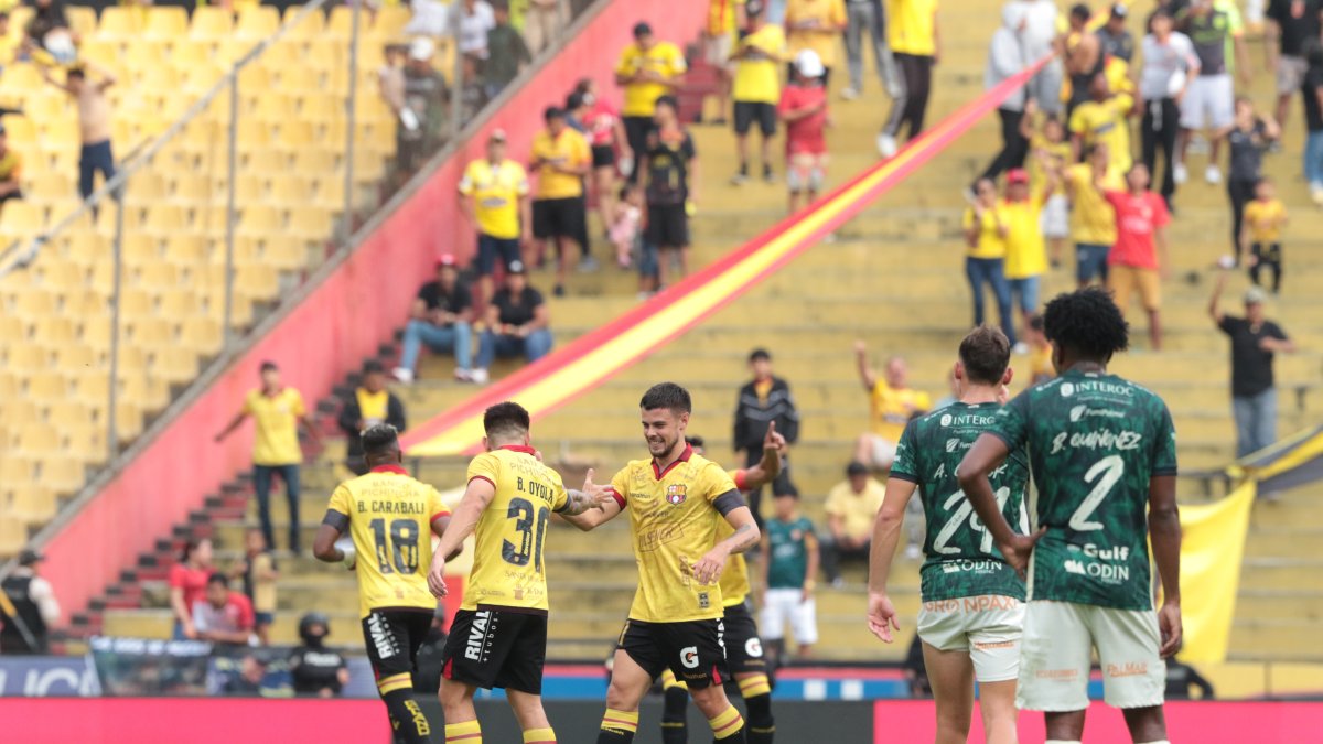 Joaquín Valiente (d) junto a Brian Oyola armaron una buena dupla en la victoria de Barcelona ante Orense.