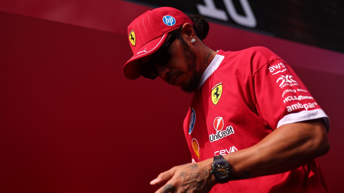 Hamilton se apresta a disputar la que sería su última temporada en la F1, de la mano de Ferrari.