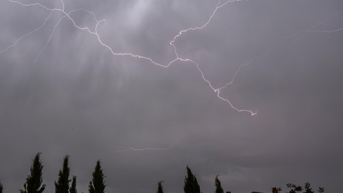 Fotografía de referencia de un rayo destellando en el cielo durante una tormenta eléctrica.