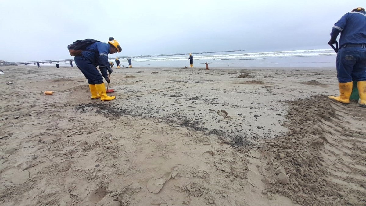 Desde muy temprano la mañana de este martes 5 empezaron las labores de limpieza en la playa de Monteverde.