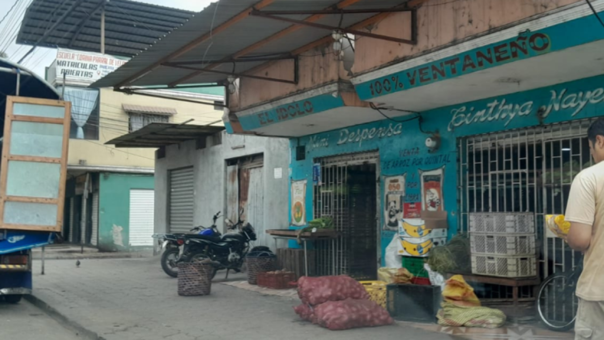 En este negocio de la ciudadela Unidad Nacional, en Durán, fue lanzado un artefacto explosivo.