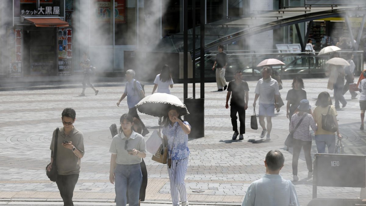 Transeúntes en una calle el pasado mes de julio de 2025 en Tokio (Japón).