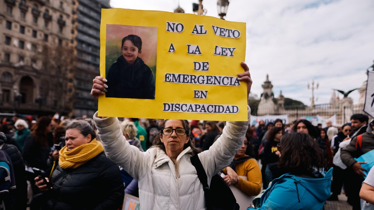 Personas se manifiestan durante una protesta contra el veto a la ley de emergencia en discapacidad este martes, frente al Congreso en Buenos Aires (Argentina).