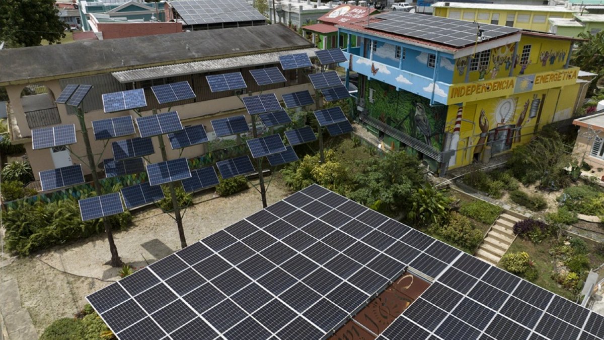 Vista aérea muestra la microrred solar en Casa Pueblo en Adjuntas, Puerto Rico, el 14 de julio de 2025.
