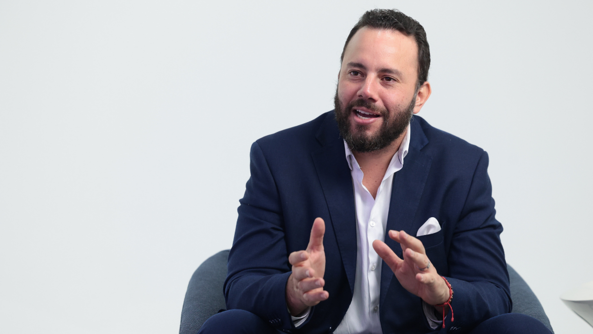 Es ingeniero en Gestión Empresarial Internacional y máster en Políticas y Gestión Pública.