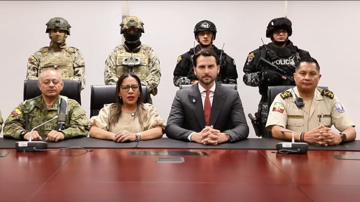 La ministra de Gobierno, Zaida Rovira, y el presidente de la Asamblea, Niels Olsen, estuvieron acompañados de policías y militares durante la cadena nacional.