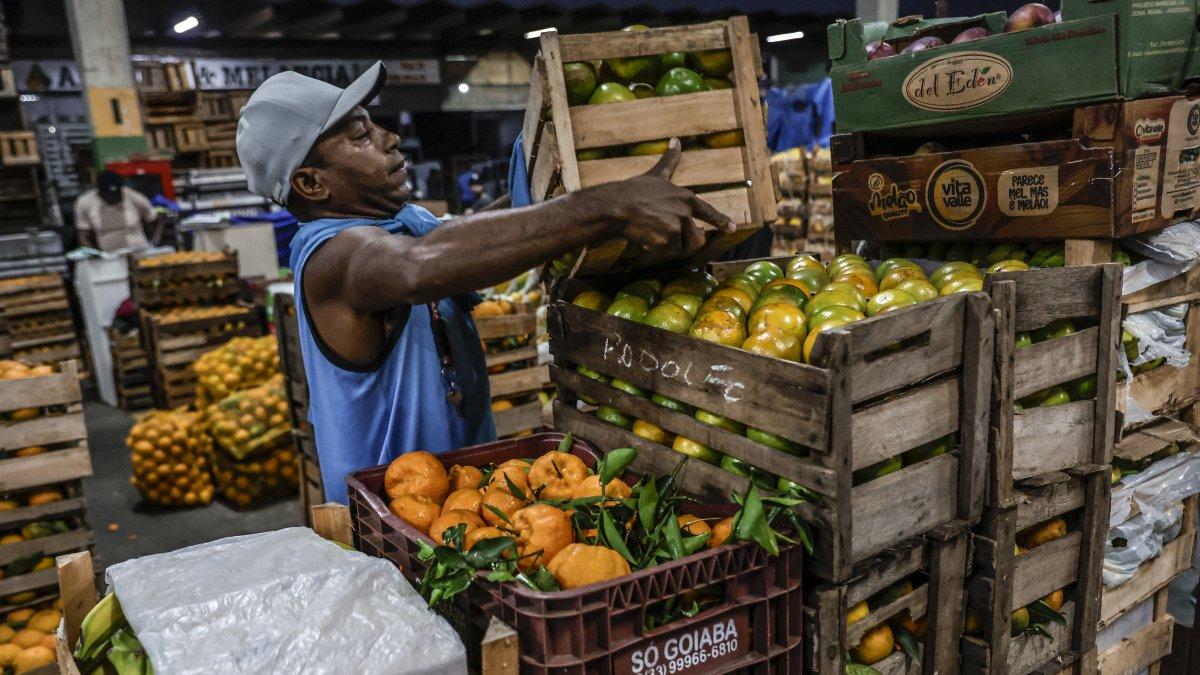 Un hombre transporta frutas en uno de los locales de la Central de Abastecimiento (Ceasa) en Río de Janeiro (Brasil).