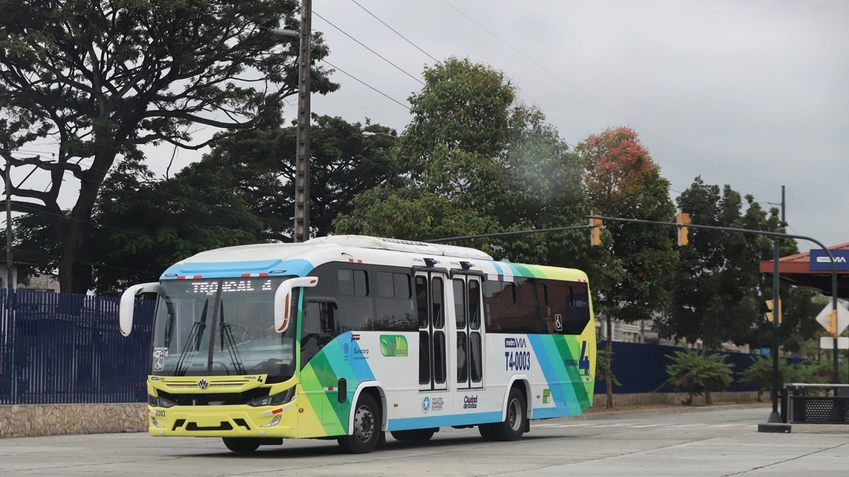 Mientras las otras troncales usan articulados, la cuarta emplea buses similares a las rutas urbanas.