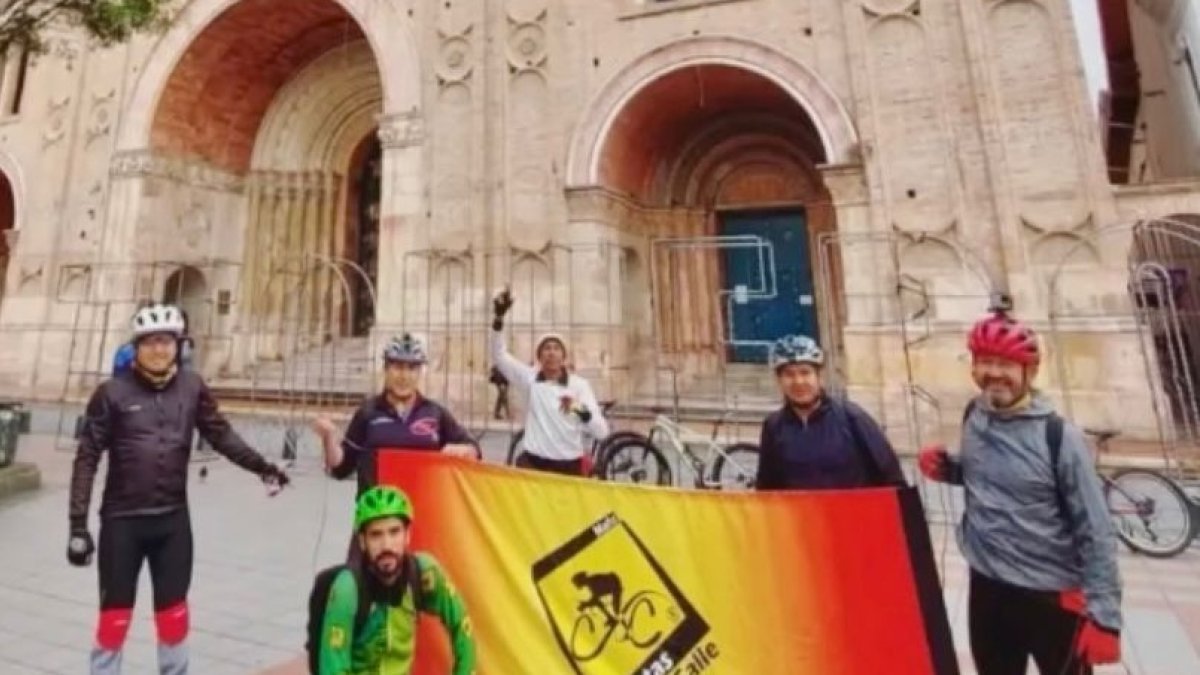 Los integrantes de Ciclistas de Calle tras haber cumplido el reto entre montañas.