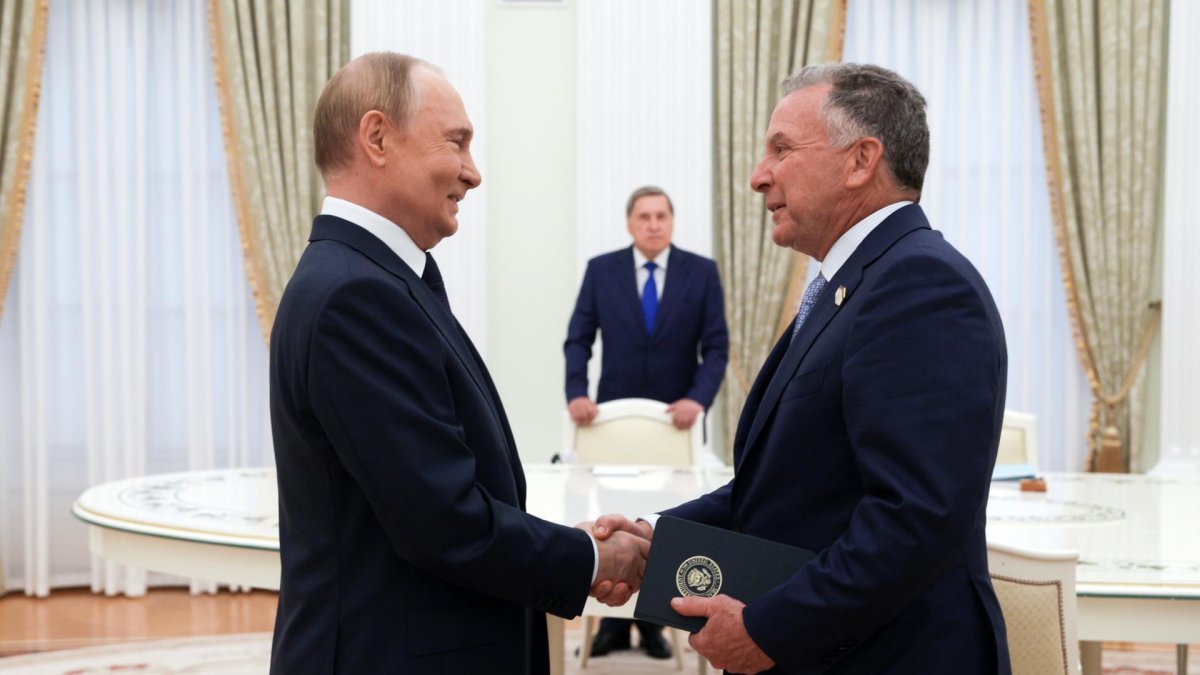 El presidente ruso, Vladímir Putin (izq.), y el enviado especial de EE. UU. para Oriente Medio, Steve Witkoff, en Moscú.