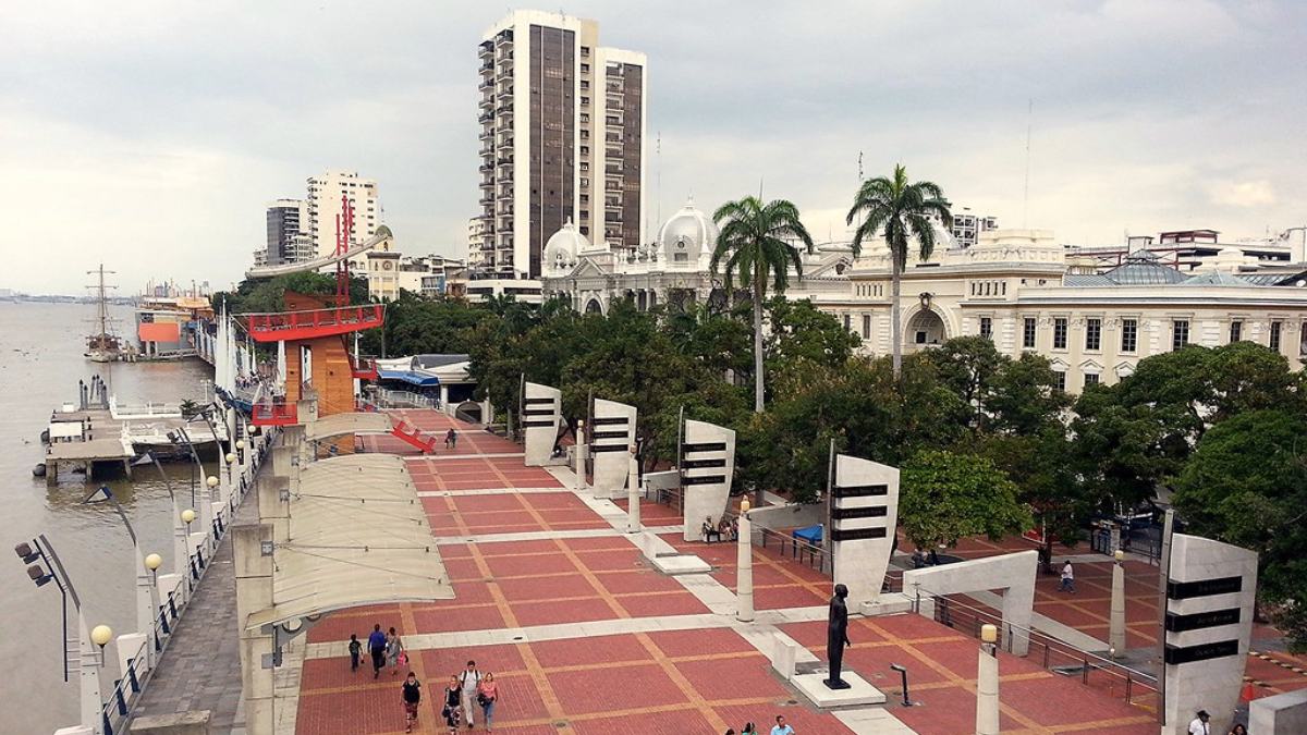 Turistas internacionales recorren el Malecón 2000, uno de los espacios con mayor percepción de seguridad en Guayaquil.