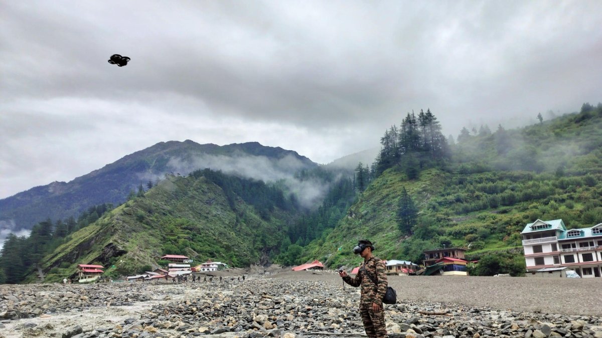 Personal de seguridad y socorro durante una operación de búsqueda y rescate, en Uttarakhand, India.