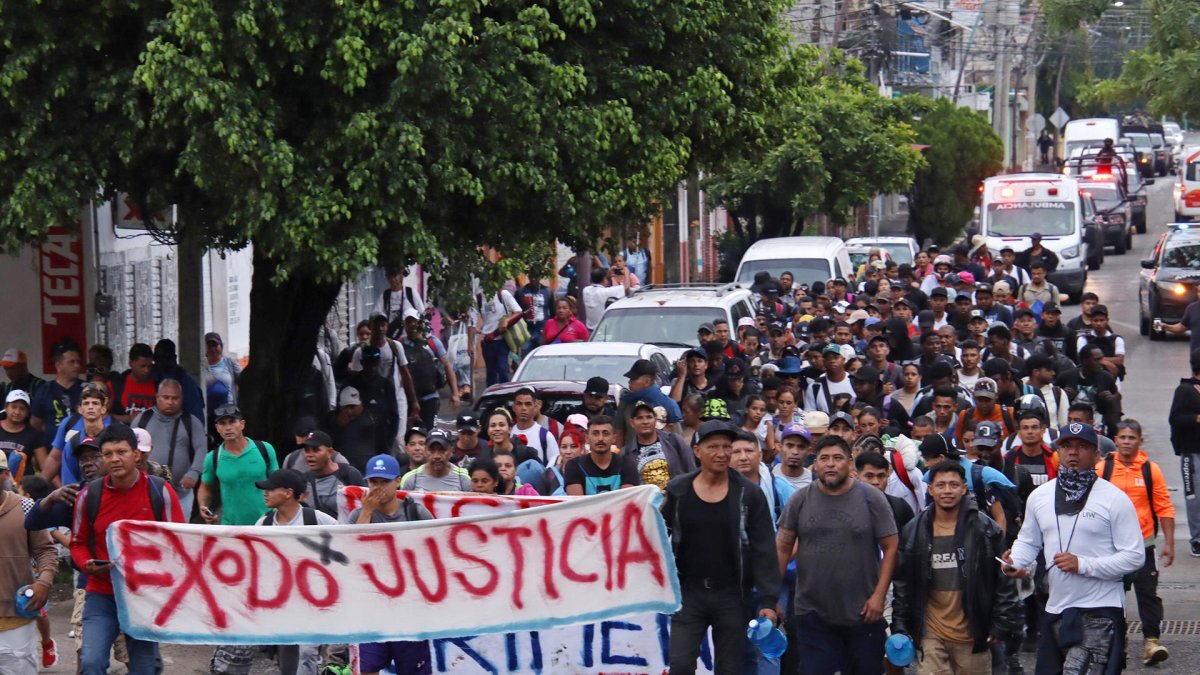 Personas caminan en una caravana migratoria con destino a Estados Unidos este miércoles, en el municipio de Tapachula, estado de Chiapas (México).