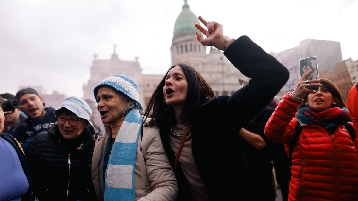Personas participan en una protesta de jubilados este miércoles, 6 de agosto de 2025, en Buenos Aires (Argentina).