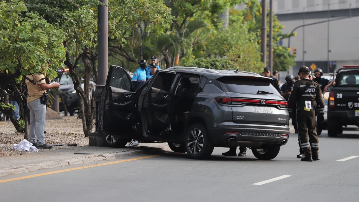 El vehículo de la víctima quedó estrellado con un poste de alumbrado público.