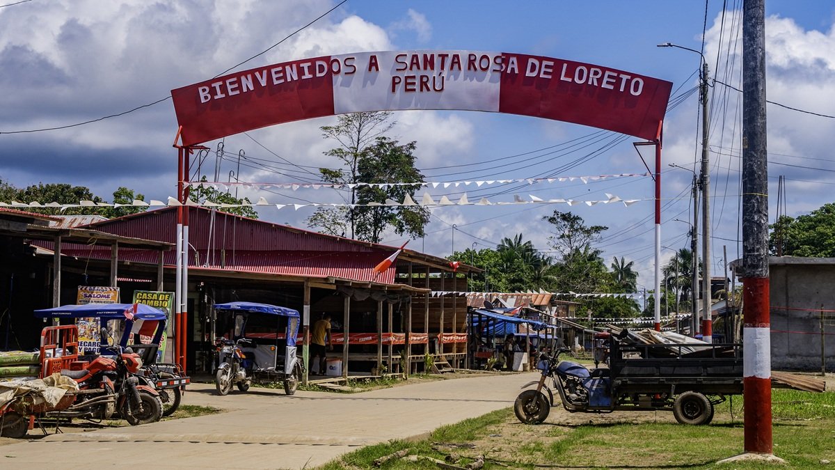 Un cartel de bienvenida se muestra en la isla Santa Rosa, Perú, el 5 de agosto de 2025.