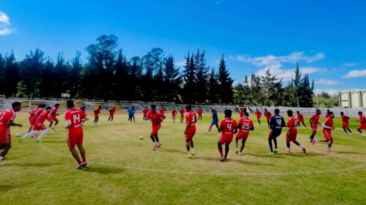 Los jugadores de El Nacional se preparan para enfrentar el domingo a Barcelona, en el estadio Atahualpa.