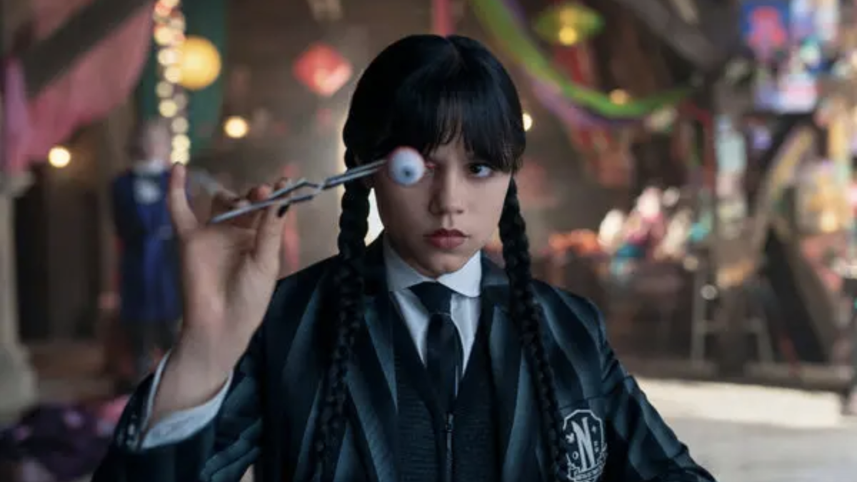Jenna Ortega vuelve como Merlina en esta segunda temporada, más oscura y afilada que nunca
