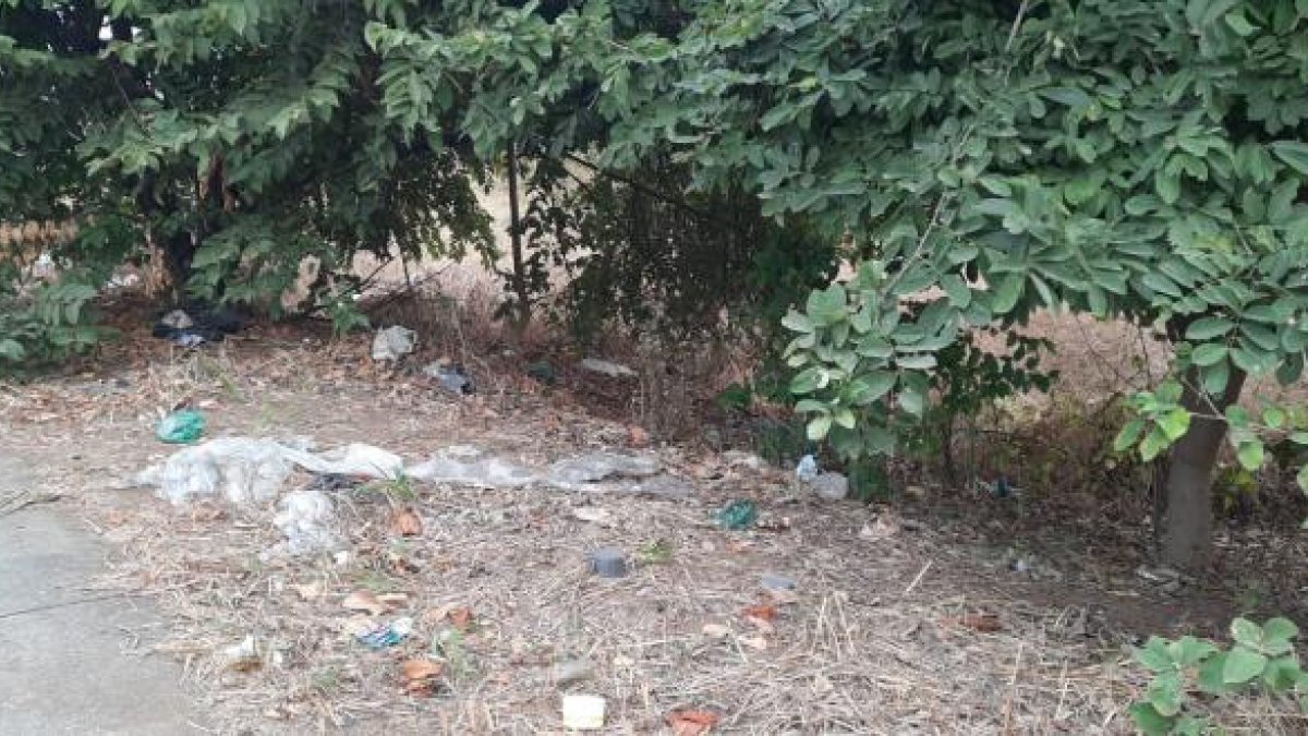 Las fundas, cartones y desechos se encuentran en todos los puntos de Villa del Rey.