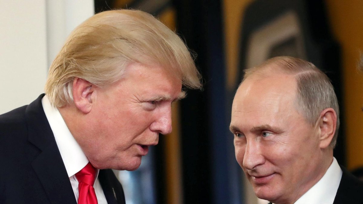 El presidente ruso Vladimir Putin (D) y el presidente de EE.UU. Donald J. Trump.
