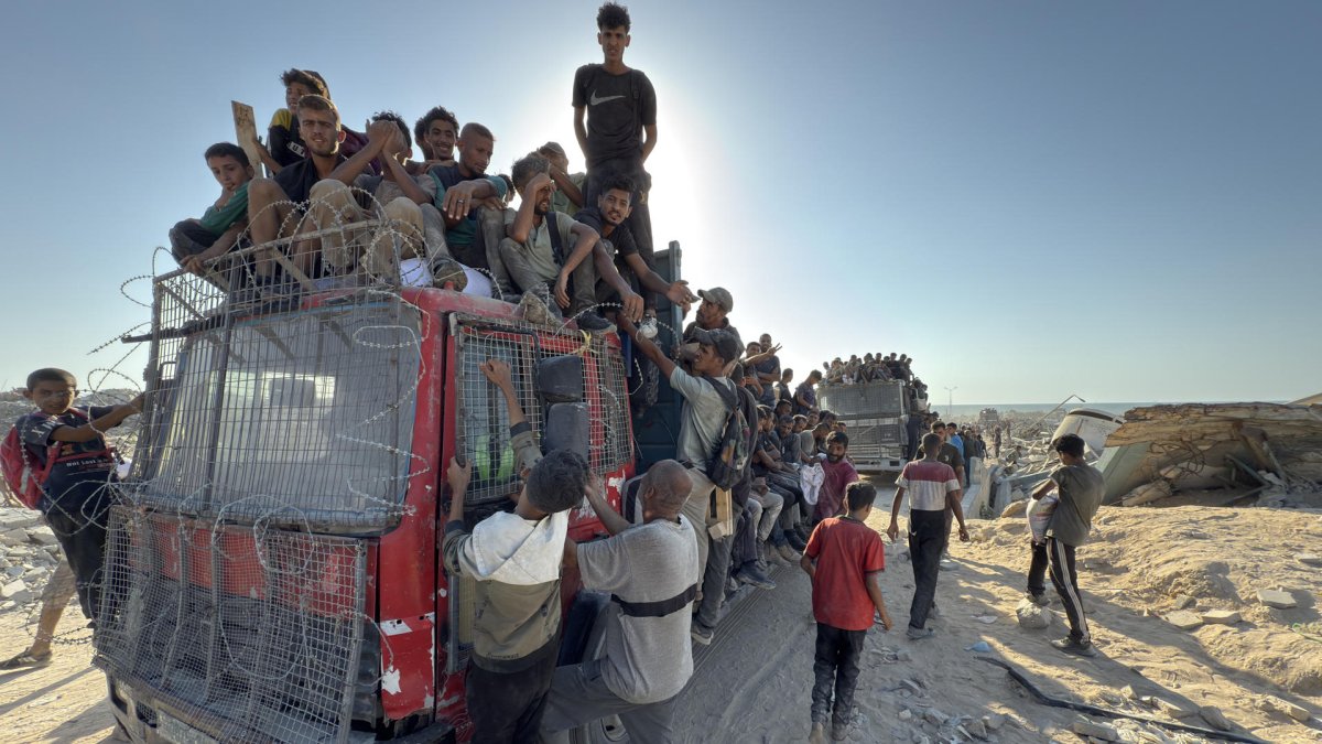 Miles de personas acuden a una zona militarizada, en el norte de la Franja de Gaza, para hacerse con harina del Programa Mundial de Alimentos.