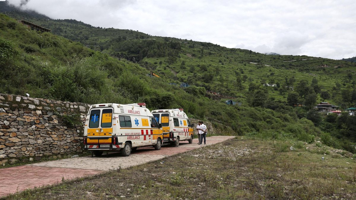 Equipos de emergencia aislados por el colapso de carreteras y un clima adverso en el Himalaya.