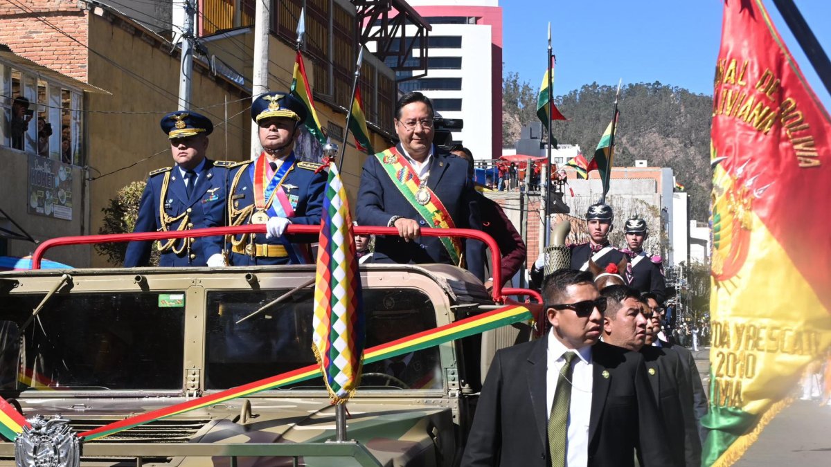 Luis Arce, asistiendo al desfile de las Fuerzas Armadas este jueves 7 de agosto, en Sucre (Bolivia).