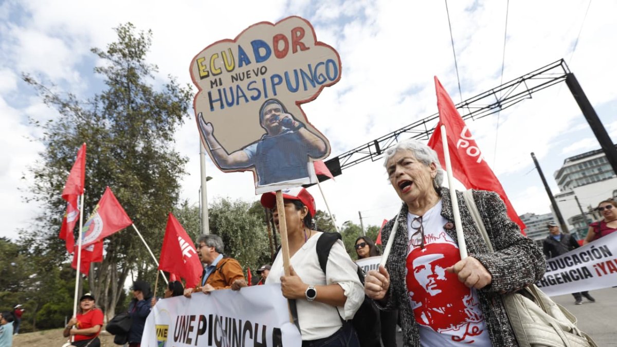 Inicia la marcha en la avenida 10 de Agosto. Diversos gremios se movilizan para protestar contra las recientes medidas del gobierno de Daniel Noboa.