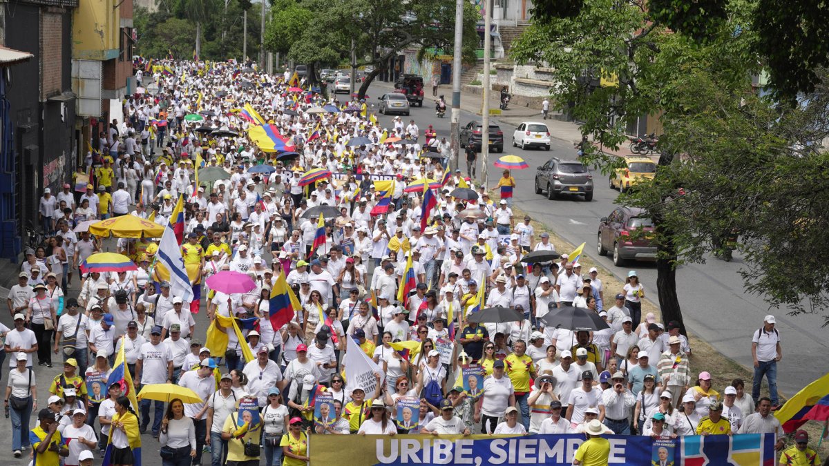 Simpatizantes del expresidente Álvaro Uribe participan en una marcha este jueves 7 de agosto de 2025, en Cali (Colombia).