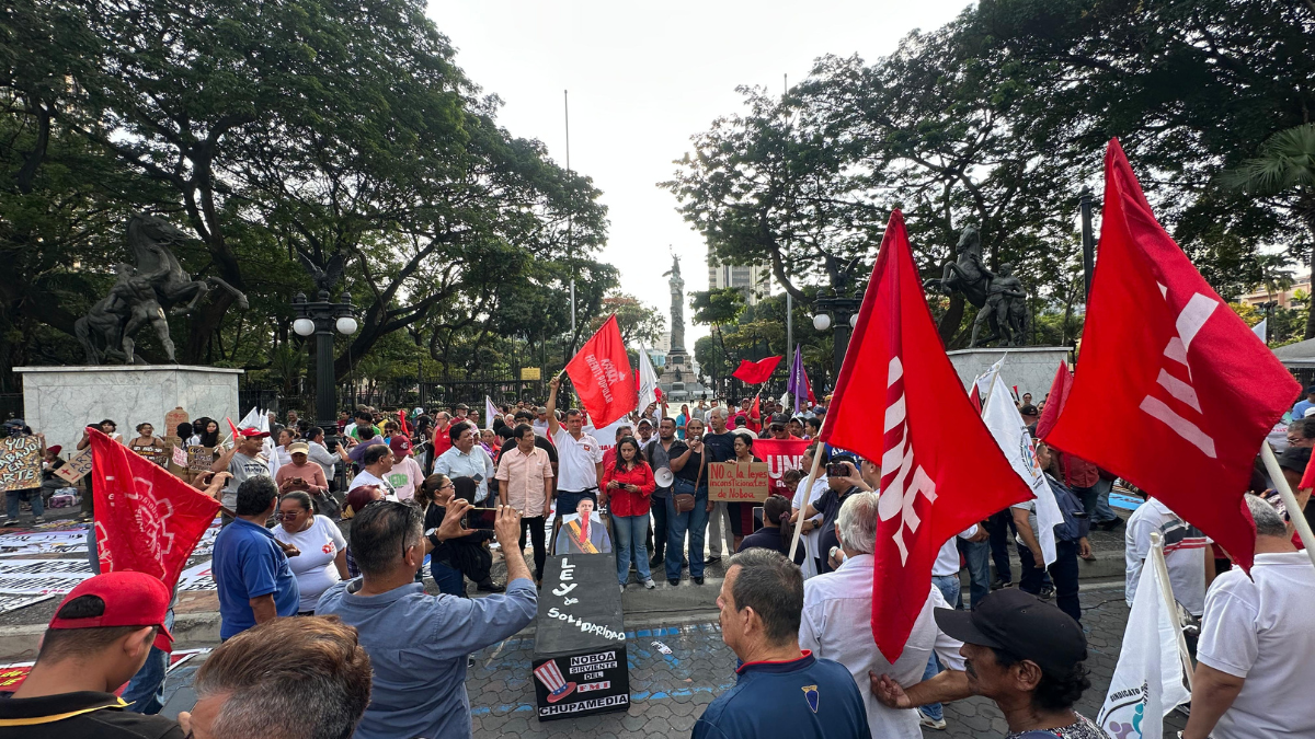 Trabajadores, docentes, artistas y organizaciones sociales se concentran en el parque Centenario como parte de la protesta nacional contra el Gobierno.