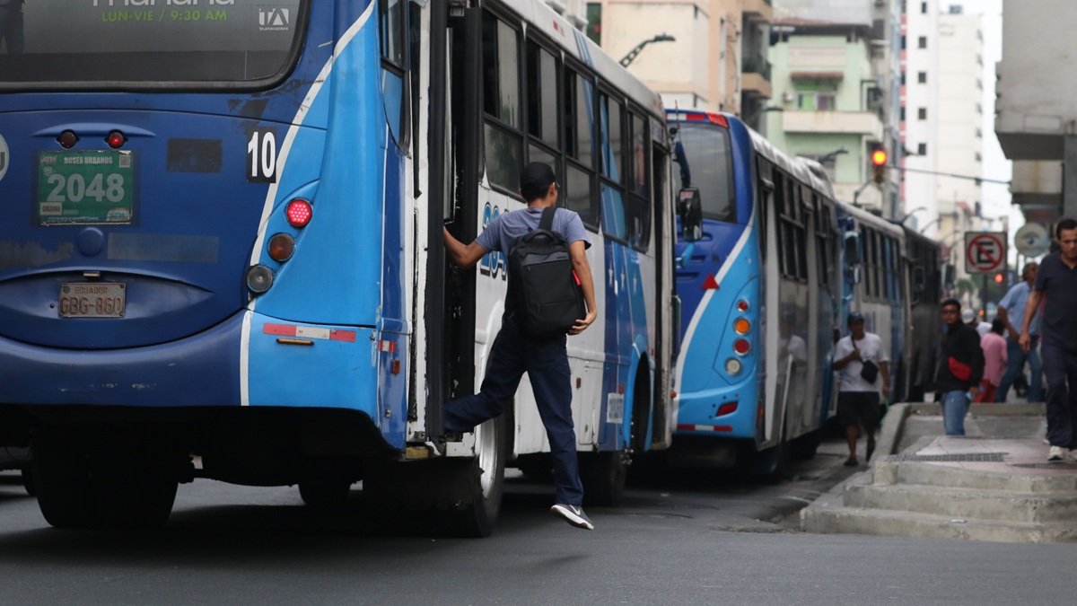 Ante la expectativa de un paro de transportistas, los ciudadanos han optado por otros medios para llegar a sus trabajos.