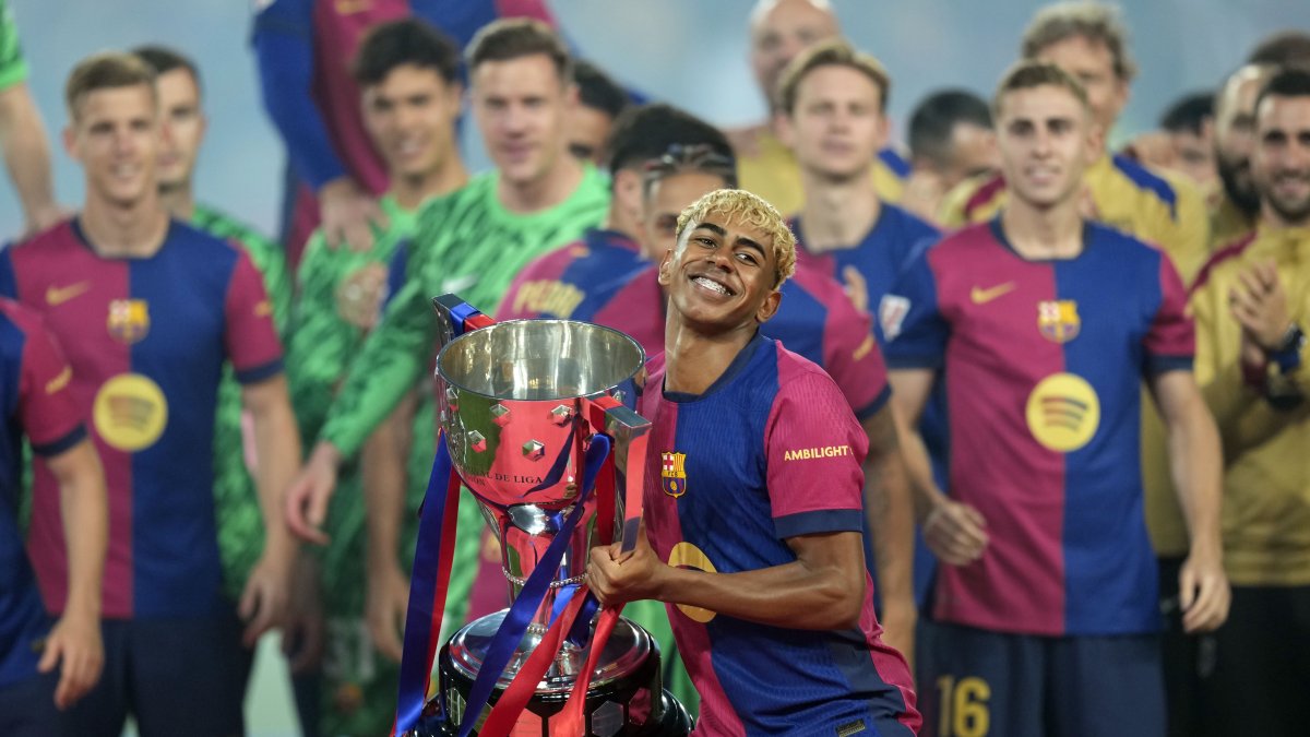 Lamine Yamal levanta el título de LaLiga de España que ganó el Barcelona en la temporada 2024-25.