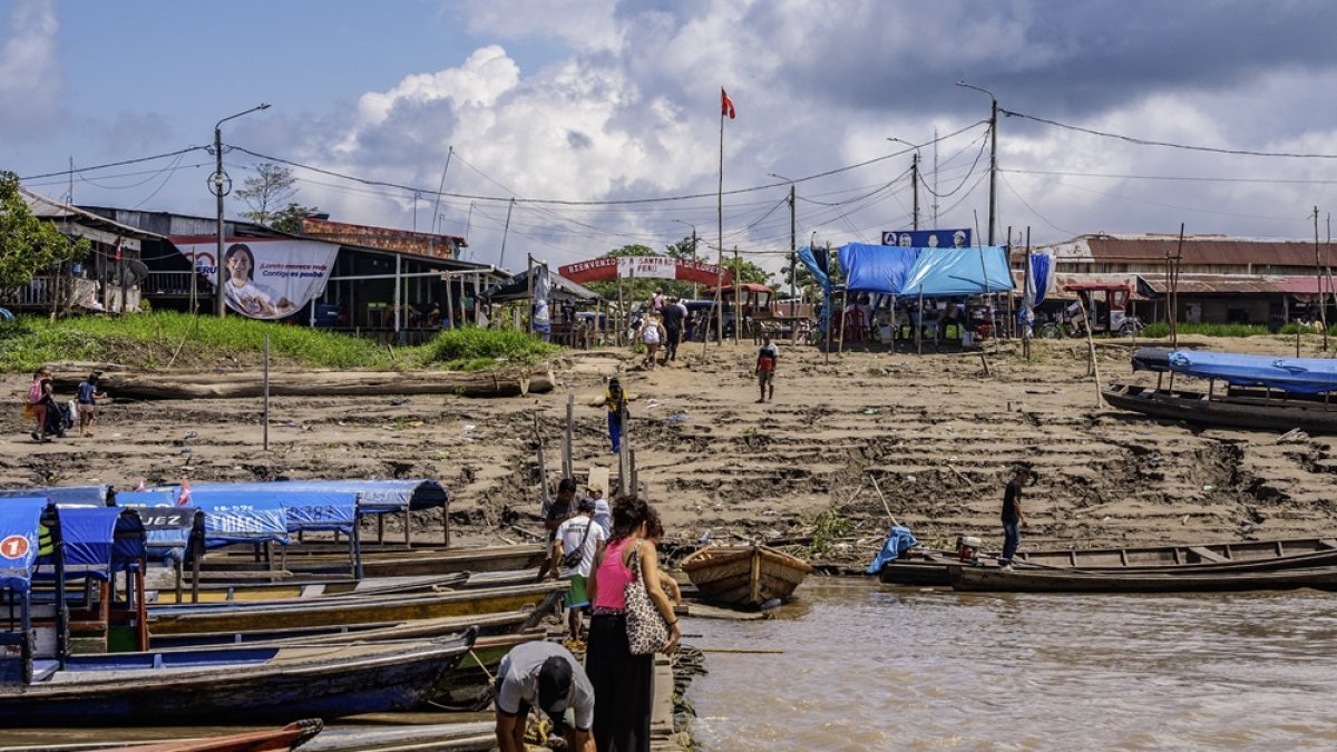 La gente llega en barco a la isla Santa Rosa, Perú, el 5 de agosto de 2025.