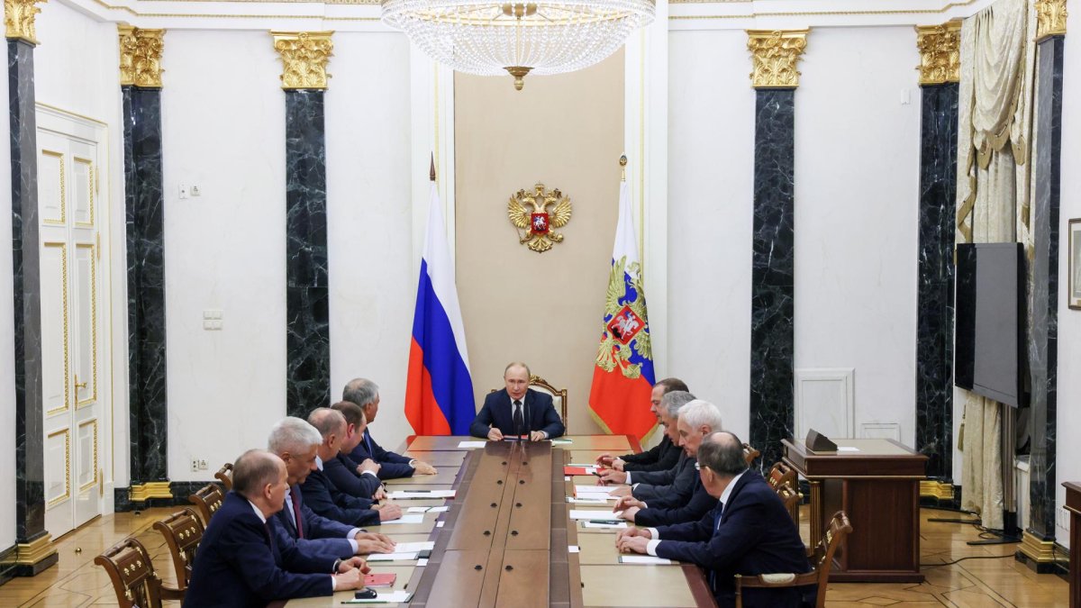 El presidente ruso, Vladimir Putin (C), preside una reunión con miembros del Consejo de Seguridad en el Kremlin en Moscú, Rusia, el 8 de agosto de 2025.