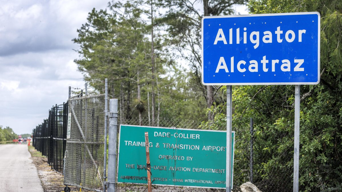 Entrada del centro de detención de inmigrantes 'Alligator Alcatraz' en Ochopee, Florida (EE.UU.).