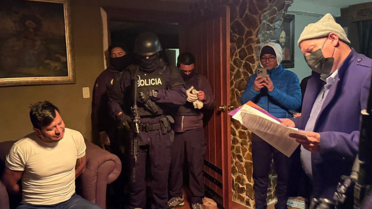 Momento en que el alcalde de Pujilí, José Arroyo, es detenido por la Policía en el marco de una investigación por presunto peculado.