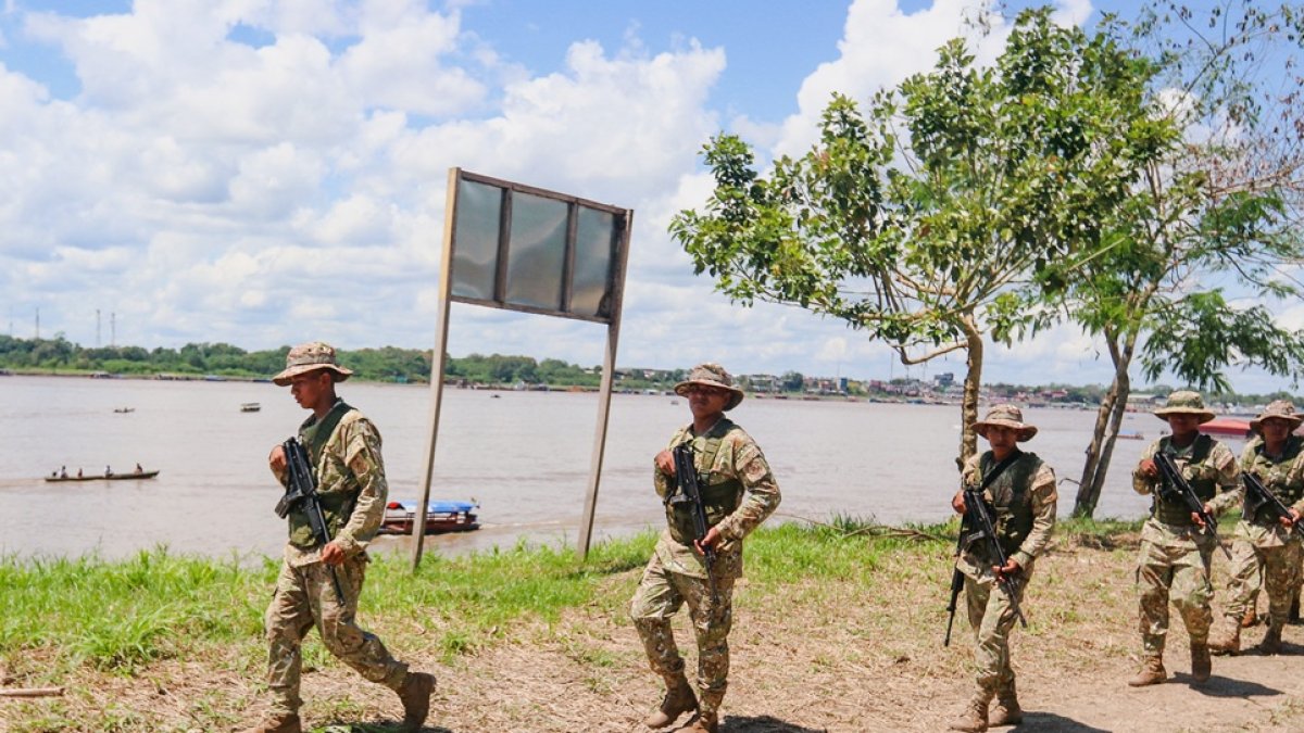 Soldados del Ejército peruano patrullan la isla Santa Rosa, en el departamento de Loreto, Perú, el 7 de agosto de 2025, ubicada frente a la ciudad colombiana de Leticia.