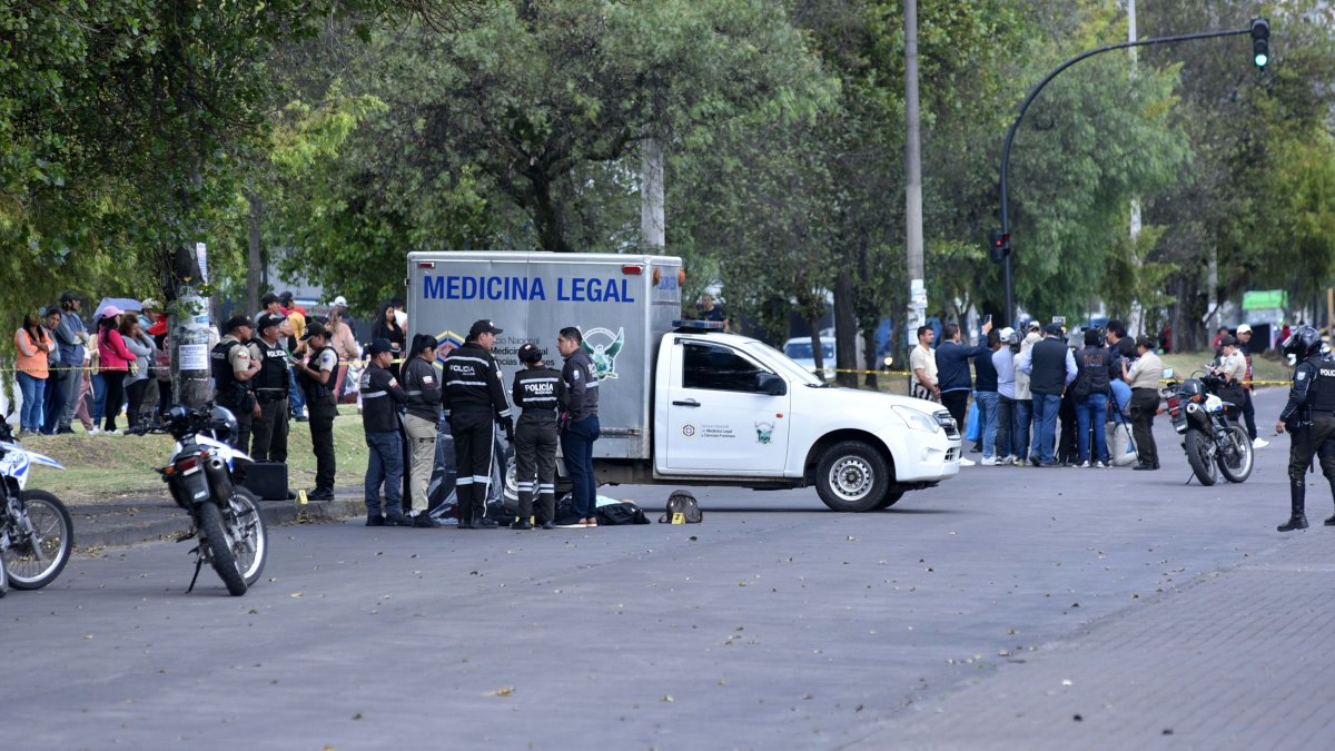 En el sur de Quito, la Policía Nacional recoge un cuerpo de un supuesto sacapintas.