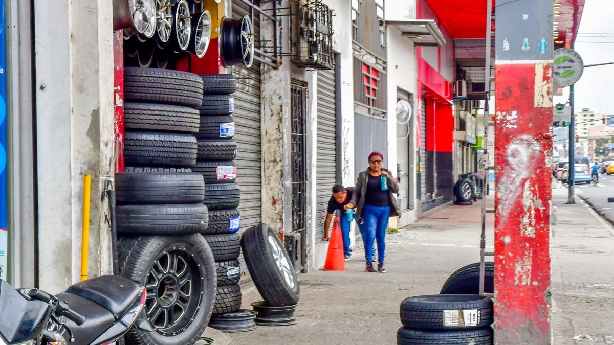 Este viernes 8 de agosto, la llantera donde fue asesinado Jordan Barreto Alvia permaneció cerrada y no atendió al público