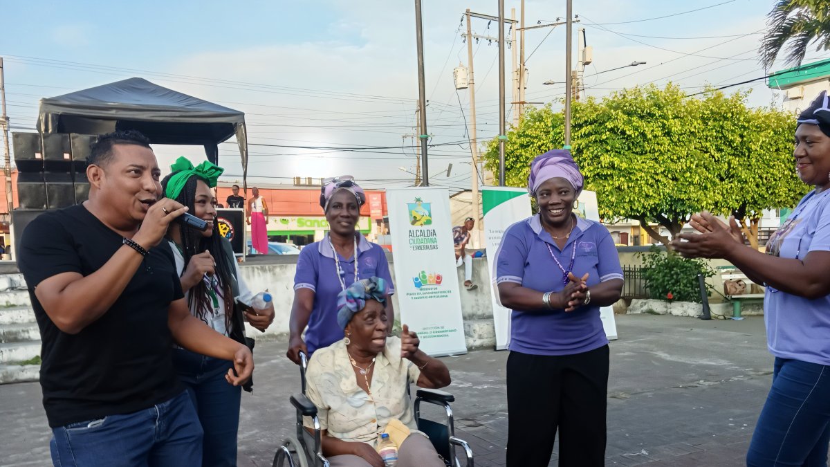Homenaje. Rosita Wila canta y se mueve al son de la marimba, rodeada por sus exalumnos.