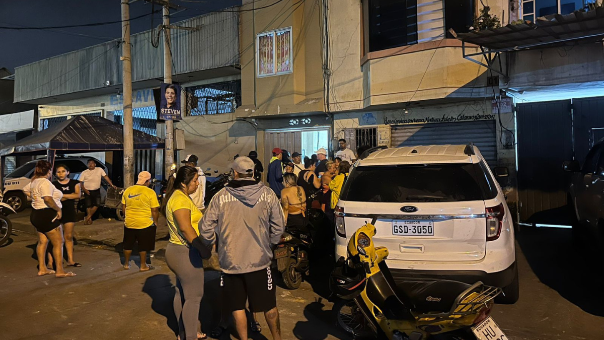 Autoridades ecuatorianas realizan operativo en el mar tras ataque a embarcación pesquera.