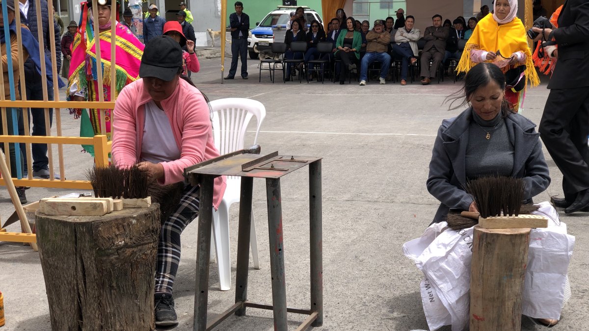 Los escoberos de Pastocalle: una tradición en riesgo por falta de relevo generacional.